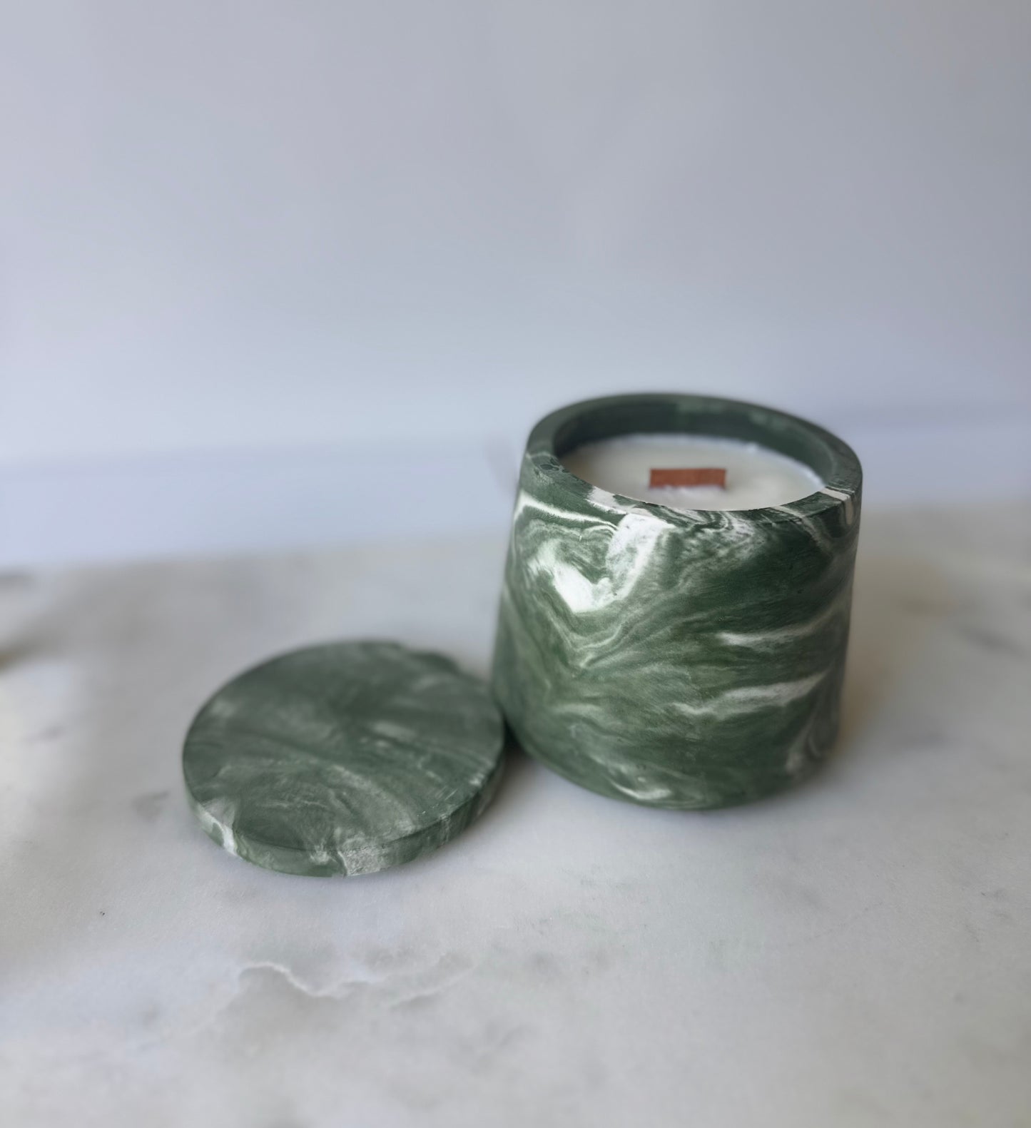 GREEN Marble• 6.5oz wood wick aesthetic ceramic pot with lid. Soy wax candle with notes of Vanilla, Cinnamon & Sweet Orange.