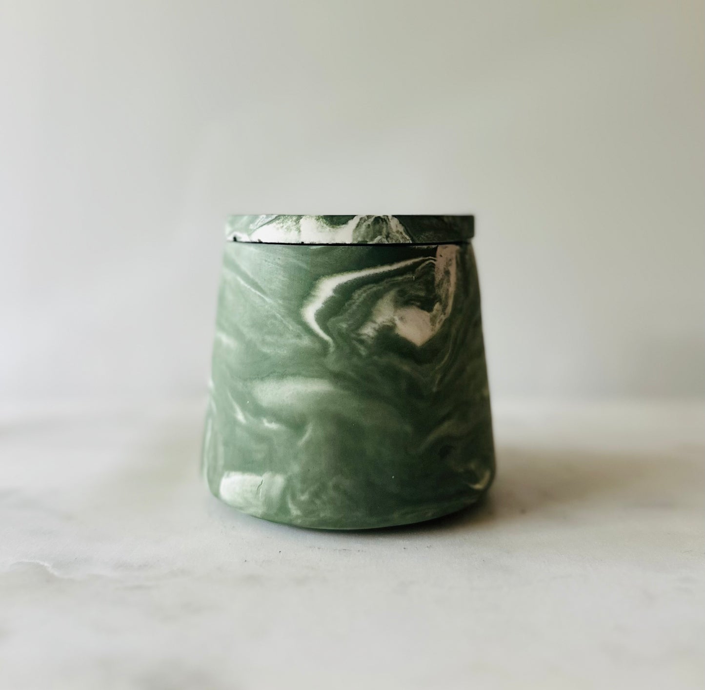 GREEN Marble• 6.5oz wood wick aesthetic ceramic pot with lid. Soy wax candle with notes of Vanilla, Cinnamon & Sweet Orange.
